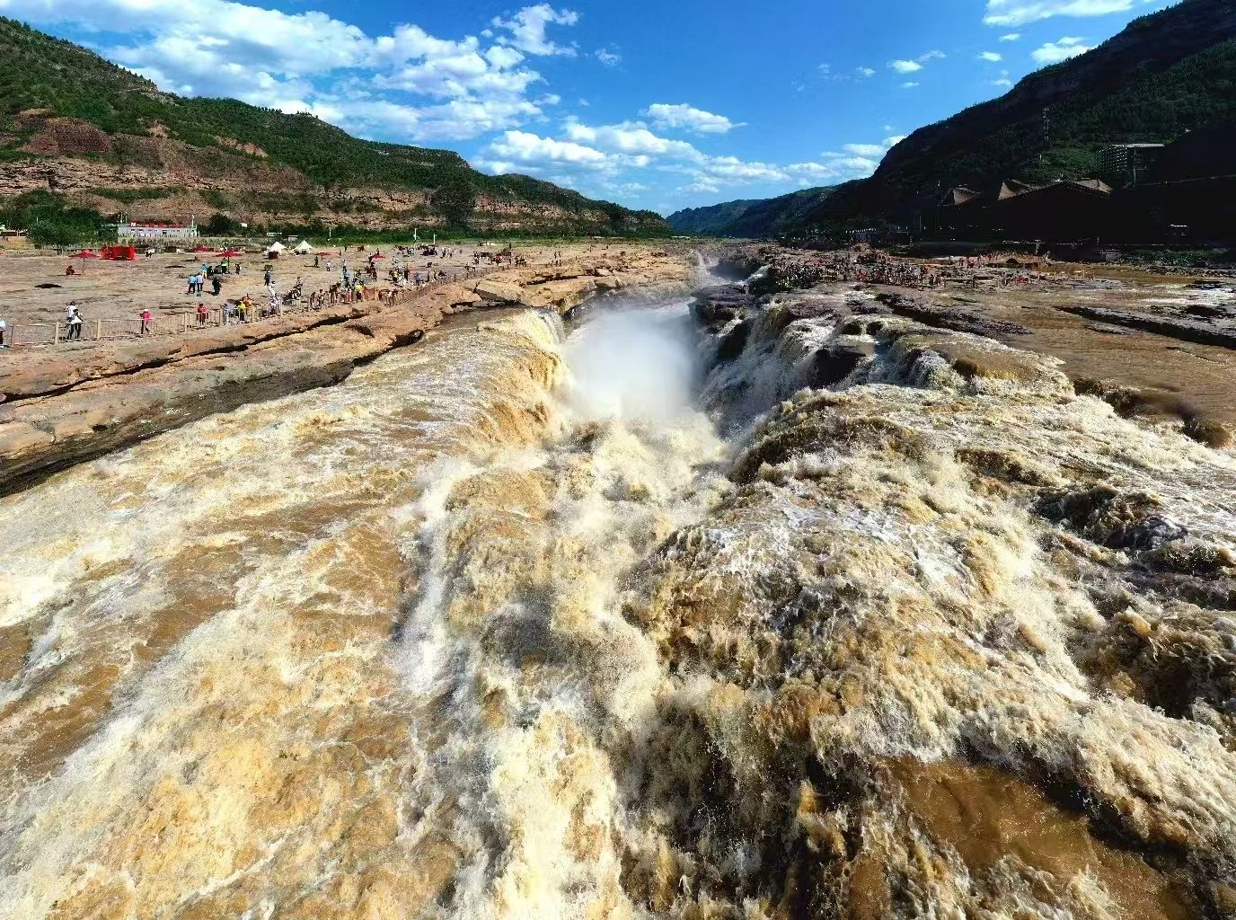 金涛拍岸：夏日壶口的野性狂欢